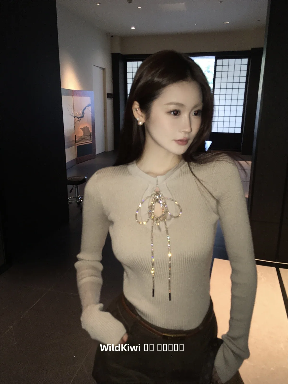 Женский трикотажный топ Wild Kiwi приталенного кроя с яркими бриллиантовыми бретелями, вырезом в форме буквы V, в корейском стиле, для повседневной носки, длинный рукав
Женский трикотажный топ Wild Kiwi приталенного кроя с яркими бриллиантовыми бретелями, вырезом в форме буквы V, в корейском стиле, для повседневной носки, длинный рукав