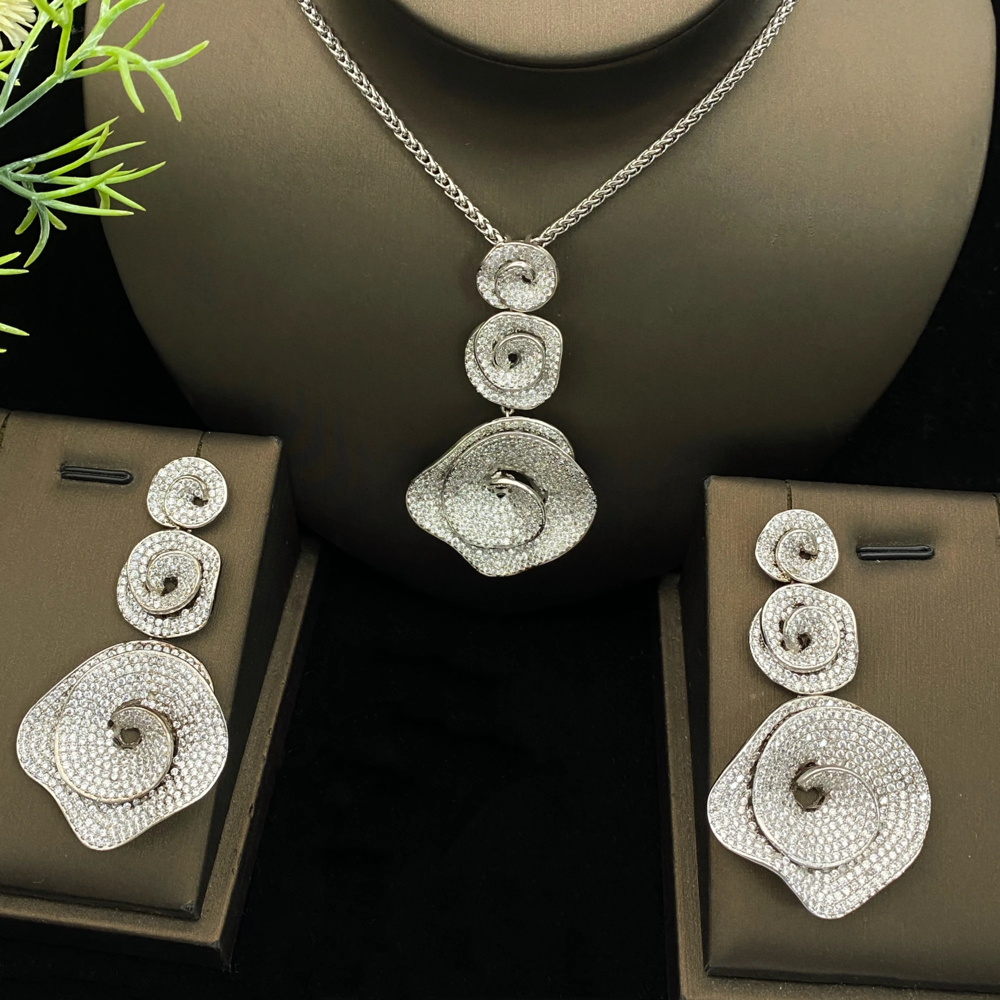 JRH Silver Plated Copper Shining Zircon Women's Jewelry Set Party Necklace And Earrings Flower Design
JRH Silver Plated Copper Shining Zircon Women's Jewelry Set Party Necklace And Earrings Flower Design