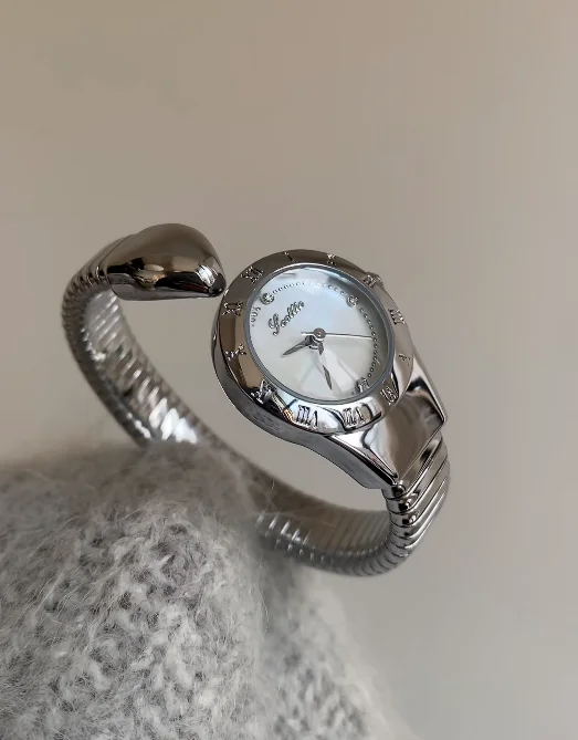 Fashion Personality Temperament Circular elastic snake head disc watch For women girl Bracelet watch Jewelry accessories
Fashion Personality Temperament Circular elastic snake head disc watch For women girl Bracelet watch Jewelry accessories
