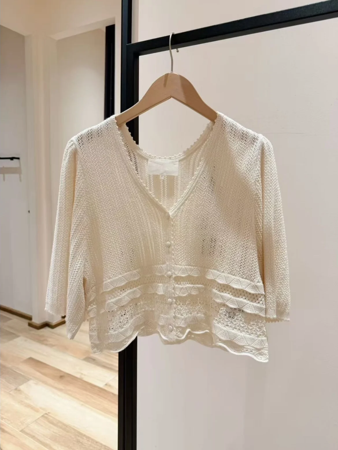 Heidd BA2026 Spring Summer Gentle Style Knitted V-Neck Sleeveless Hollow out Splicing Lace Top Women's Cotton Blend Cardigan
Heidd BA2026 Spring Summer Gentle Style Knitted V-Neck Sleeveless Hollow out Splicing Lace Top Women's Cotton Blend Cardigan