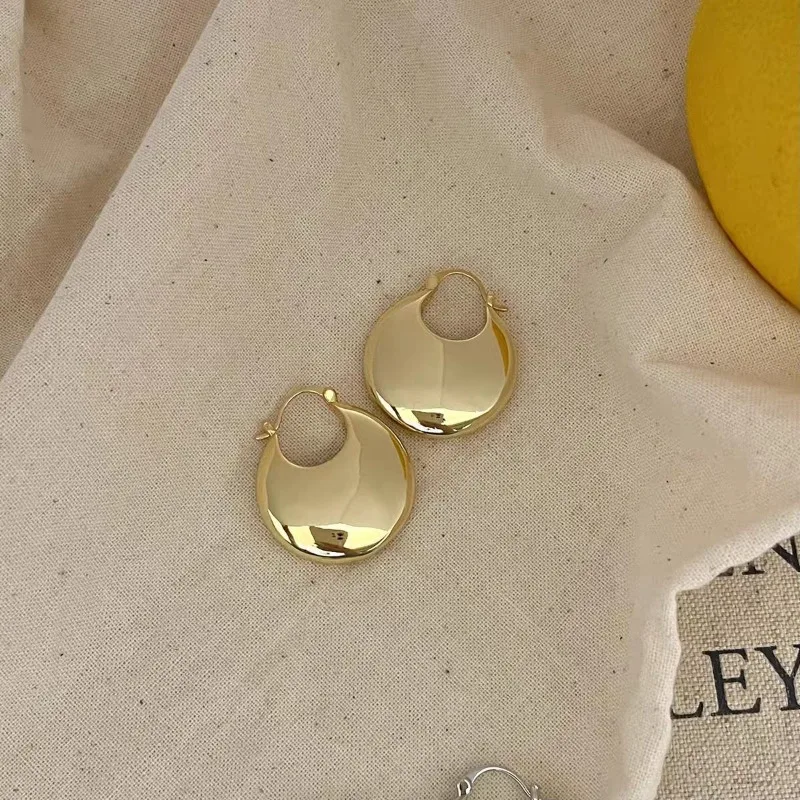New Glossy Round Earrings Earrings Autumn and Winter Light Luxury High Sense Exaggerated Fashion Temperament Niche Silver Needle
New Glossy Round Earrings Earrings Autumn and Winter Light Luxury High Sense Exaggerated Fashion Temperament Niche Silver Needle