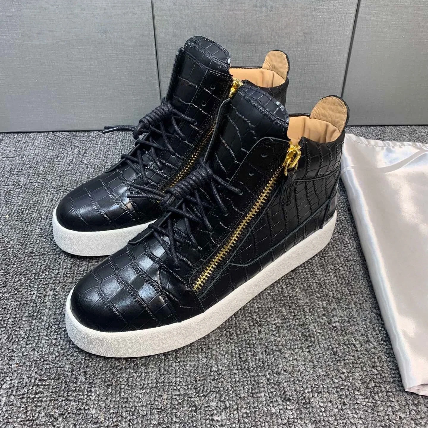 Top Hight Quality Casual Sneakers For Men and Women Real Leather Brand Designer Unisex Tennis Shoes GZ Zipper Loafer Shoes G085
Top Hight Quality Casual Sneakers For Men and Women Real Leather Brand Designer Unisex Tennis Shoes GZ Zipper Loafer Shoes G085