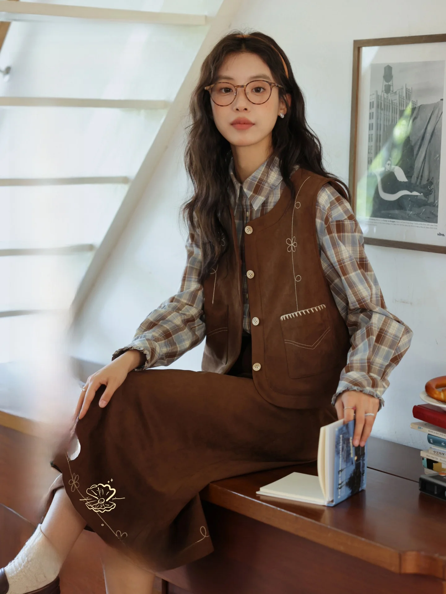 Новинка! Комплект из замшевой юбки и топа с вышивкой в винтажном стиле. Модный осенне-зимний женский повседневный костюм свободного кроя на пуговицах.
Новинка! Комплект из замшевой юбки и топа с вышивкой в винтажном стиле. Модный осенне-зимний женский повседневный костюм свободного кроя на пуговицах.