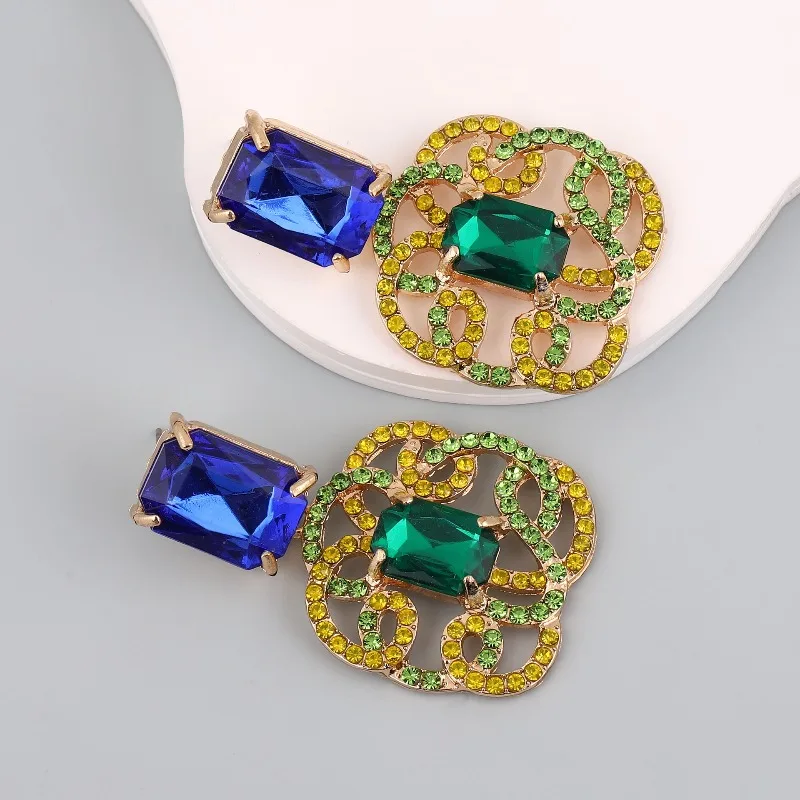 Новые модные серьги из сплава с инкрустацией цветами и стразами, элитные геометрические ажурные серьги с цветными стразами для женщин
Новые модные серьги из сплава с инкрустацией цветами и стразами, элитные геометрические ажурные серьги с цветными стразами для женщин