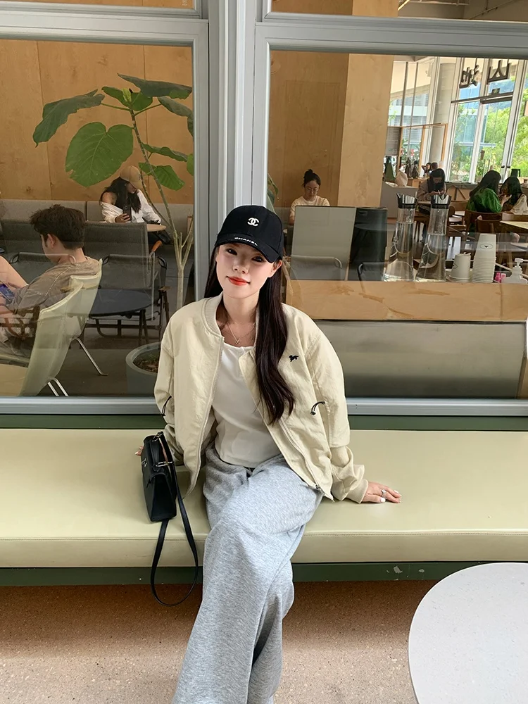 Повседневная свободная бейсбольная куртка с длинными рукавами, универсальная, в стиле «арахисовый сахар», женская, модная, осенняя новинка, верхняя одежда
Повседневная свободная бейсбольная куртка с длинными рукавами, универсальная, в стиле «арахисовый сахар», женская, модная, осенняя новинка, верхняя одежда