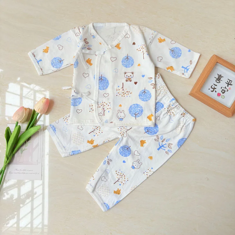 Soft and skin-friendly cotton baby clothes for 0-3 months. Two-piece set for infants
Soft and skin-friendly cotton baby clothes for 0-3 months. Two-piece set for infants