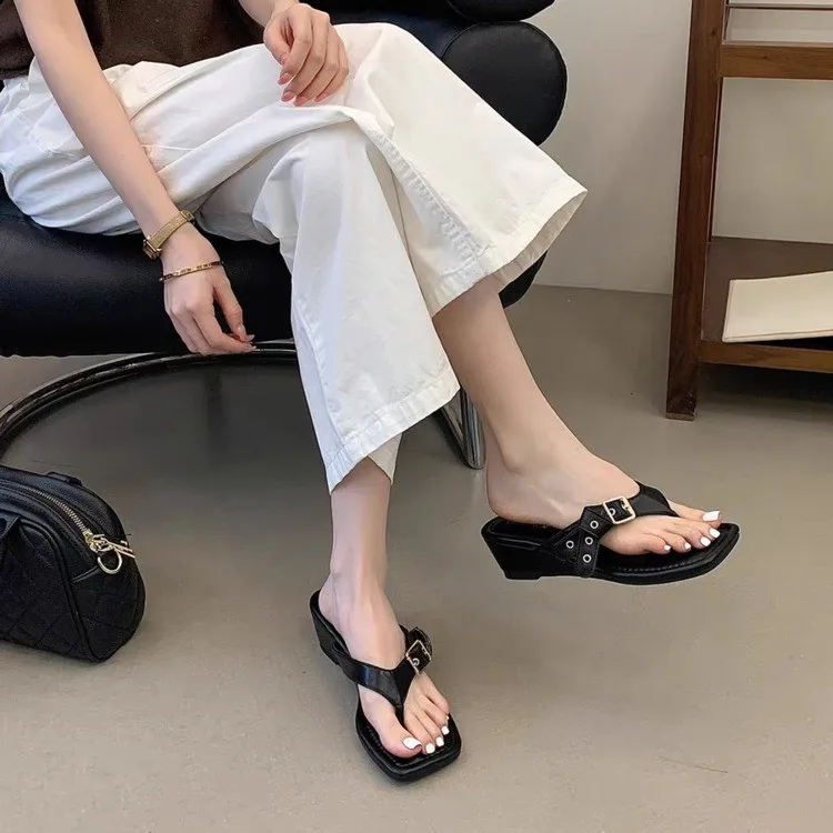 Summer Women's Solid Color Skin-friendly Wedge Non-slip Comfortable Flip-flops 2026 New Outdoor Leisure Versatile Beach Slippers
Summer Women's Solid Color Skin-friendly Wedge Non-slip Comfortable Flip-flops 2026 New Outdoor Leisure Versatile Beach Slippers