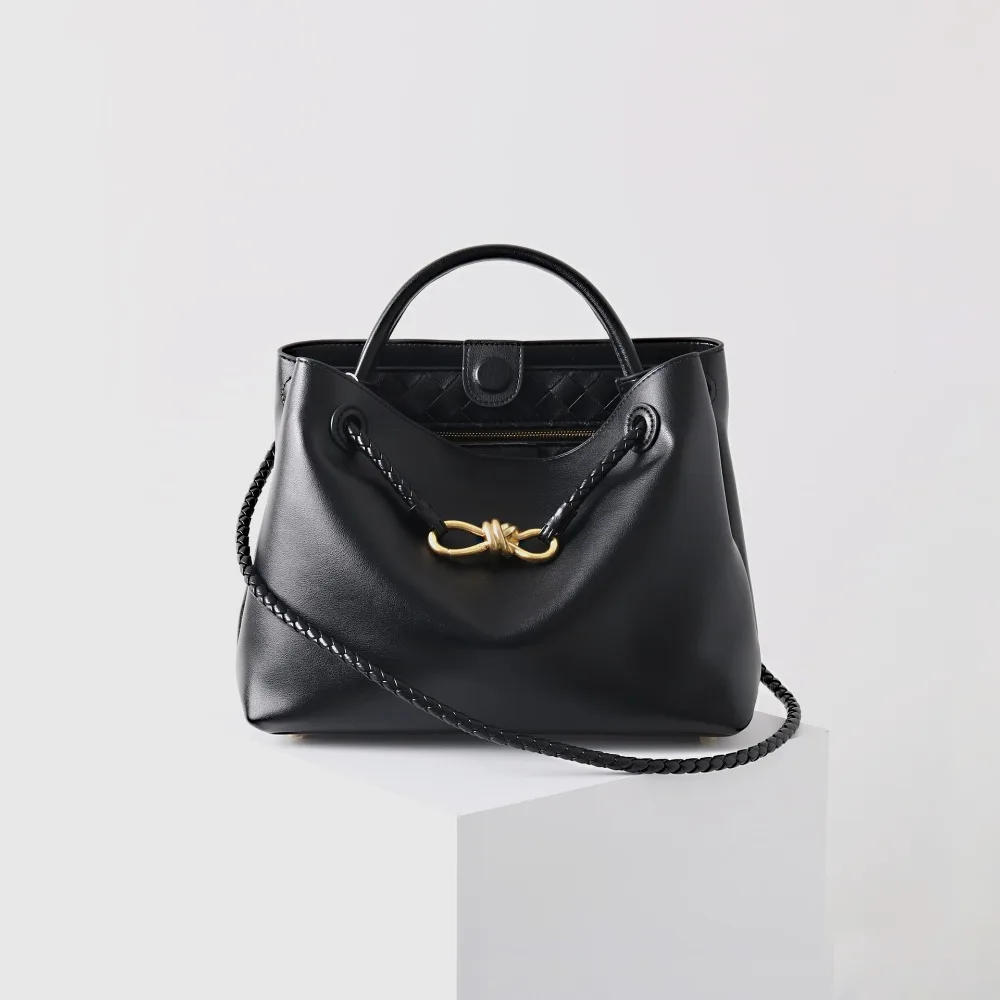 2025 New Full Leather Fashion Metal Rope Buckle Handbag High Quality Cowhide Leather Portable Shoulder Bag Woven Versatile
2025 New Full Leather Fashion Metal Rope Buckle Handbag High Quality Cowhide Leather Portable Shoulder Bag Woven Versatile