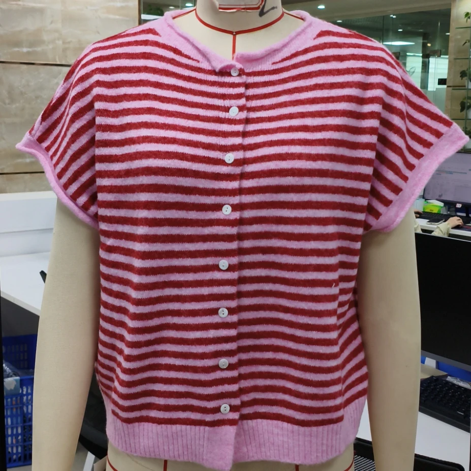 Vintage Patchwork Sweater Vest Womens Knit Sweater Vest Sleeveless Round Neck Button Up Striped Tops for Casual Streetwear
Vintage Patchwork Sweater Vest Womens Knit Sweater Vest Sleeveless Round Neck Button Up Striped Tops for Casual Streetwear