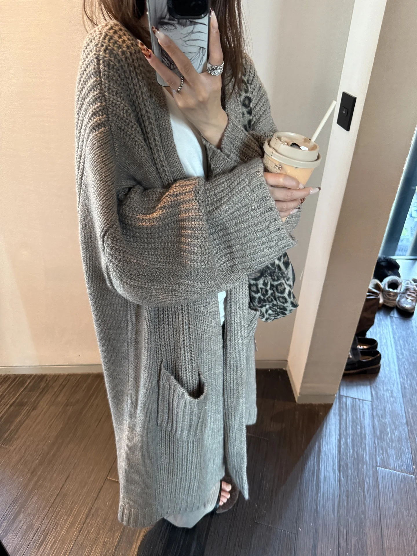 YOLO OP Уютный длинный вязаный шерстяной кардиган-пальто с большими карманами для женщин, плотная вязка, открытый фасон
YOLO OP Уютный длинный вязаный шерстяной кардиган-пальто с большими карманами для женщин, плотная вязка, открытый фасон