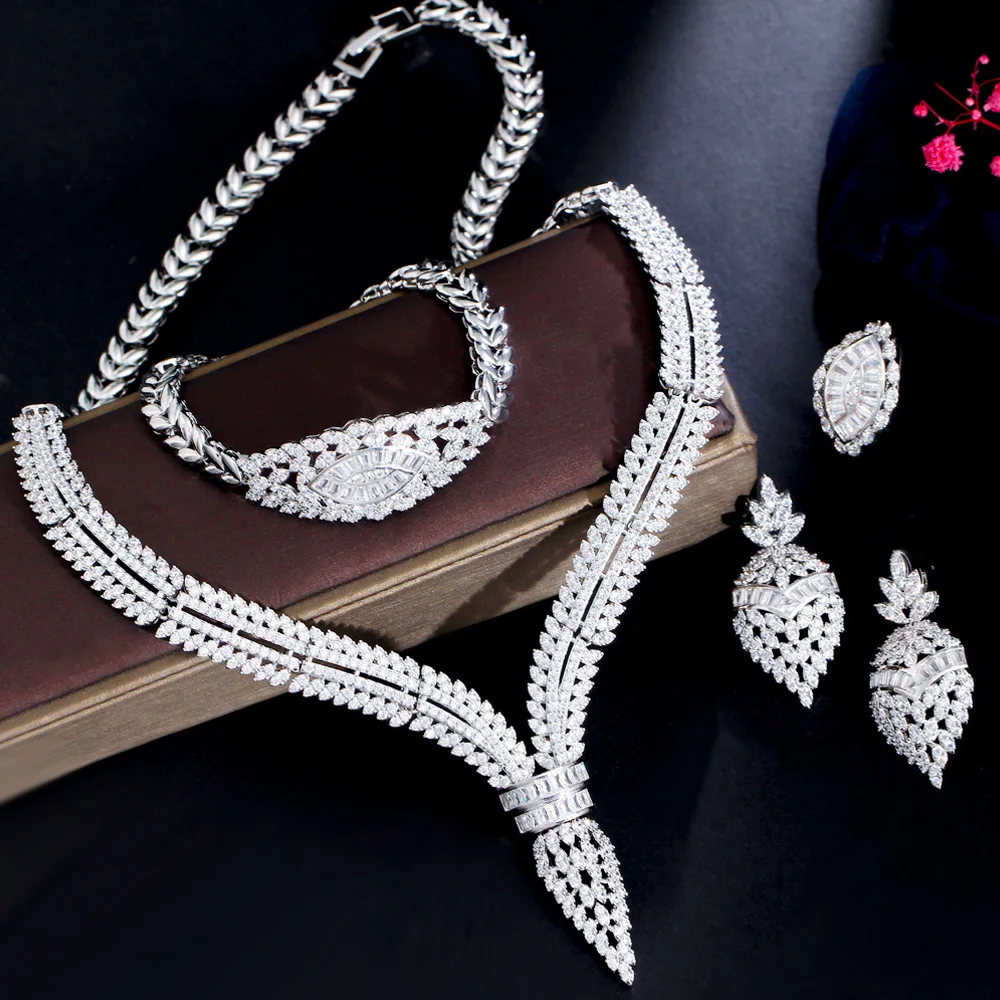 Изысканный комплект свадебных украшений Pera: колье и серьги с белыми золотистыми камнями CZ в форме банта, 4 предмета, для невесты, J570
Изысканный комплект свадебных украшений Pera: колье и серьги с белыми золотистыми камнями CZ в форме банта, 4 предмета, для невесты, J570