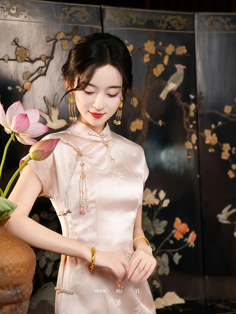 Элегантное розовое китайское свадебное платье для женщин: высококачественное, для церемоний и приемов, традиционное китайское.
Элегантное розовое китайское свадебное платье для женщин: высококачественное, для церемоний и приемов, традиционное китайское.