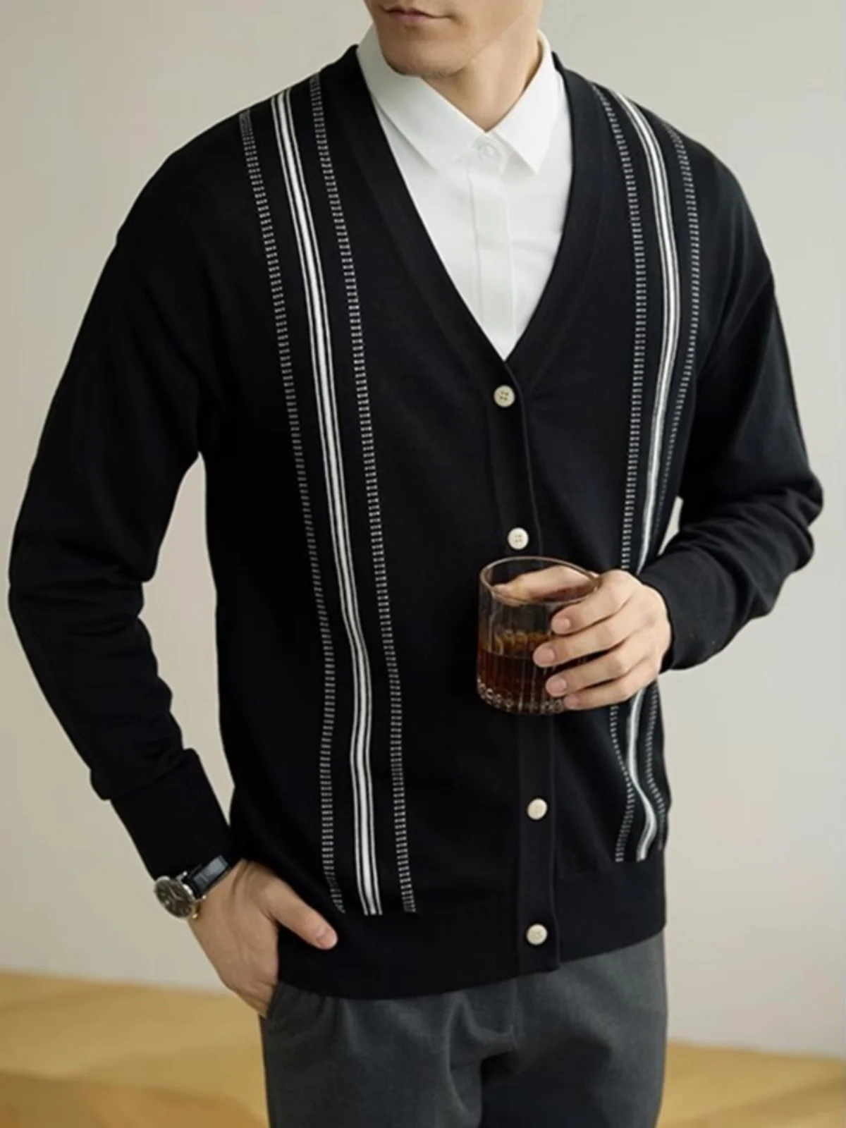 Мужской вязаный кардиган с V-образным вырезом и полосатым узором, осенне-зимняя новинка, тонкая вязка, премиум-класс, верхняя одежда
Мужской вязаный кардиган с V-образным вырезом и полосатым узором, осенне-зимняя новинка, тонкая вязка, премиум-класс, верхняя одежда