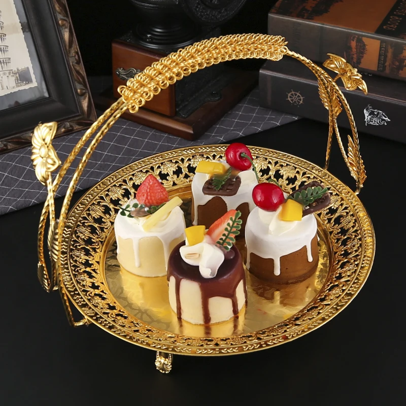 A metal portable fruit basket, European style large food, snacks, candy storage tray, exquisite arts and crafts tableware.
A metal portable fruit basket, European style large food, snacks, candy storage tray, exquisite arts and crafts tableware.