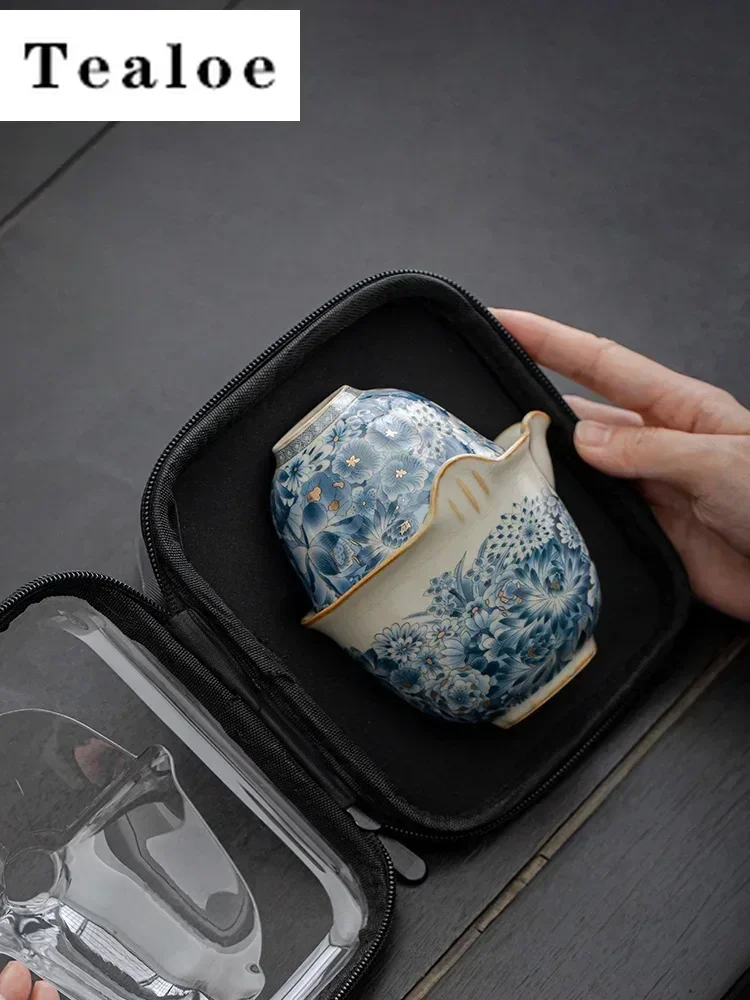 Ru Kiln Blue and White Flowers Wanjin Kuaike Cup Кунг-фу Дорожный чайный сервиз Один горшок Три чашки Портативная сумка для хранения Уличный чайный сервиз
Ru Kiln Blue and White Flowers Wanjin Kuaike Cup Кунг-фу Дорожный чайный сервиз Один горшок Три чашки Портативная сумка для хранения Уличный чайный сервиз