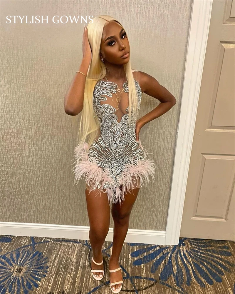 Sparkly Sheer O Neck Short Prom Dress Beaded Crystal Diamond Birthday Party Gowns Feather Mini Cocktail Homecoming Customized
Sparkly Sheer O Neck Short Prom Dress Beaded Crystal Diamond Birthday Party Gowns Feather Mini Cocktail Homecoming Customized