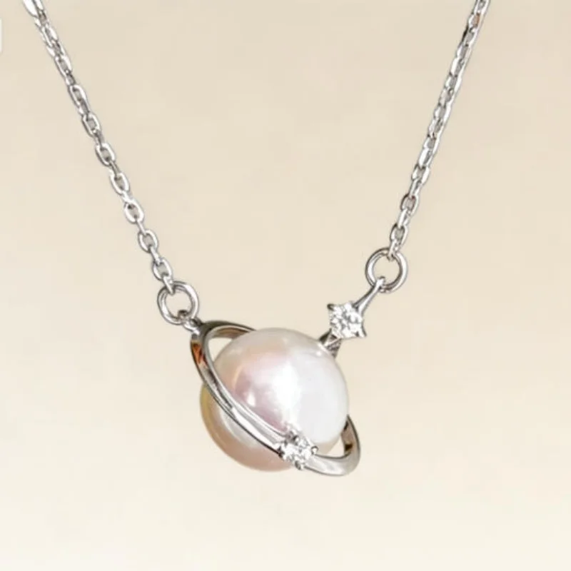 Простой и элегантный кулон из натурального пресноводного белого жемчуга AAAA 9-10 мм, серебро 925 пробы.
Простой и элегантный кулон из натурального пресноводного белого жемчуга AAAA 9-10 мм, серебро 925 пробы.