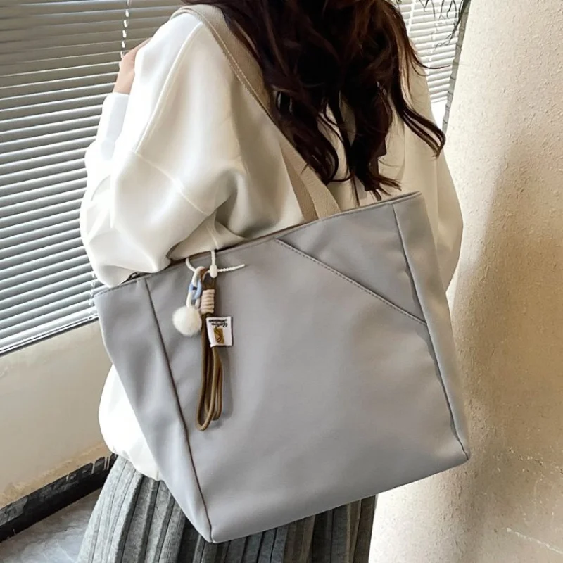 Fashionable Leather Women's Tote Bag Luxury Brand Classic Elegant Stylish Detail Vintage Commuter Bag
Fashionable Leather Women's Tote Bag Luxury Brand Classic Elegant Stylish Detail Vintage Commuter Bag