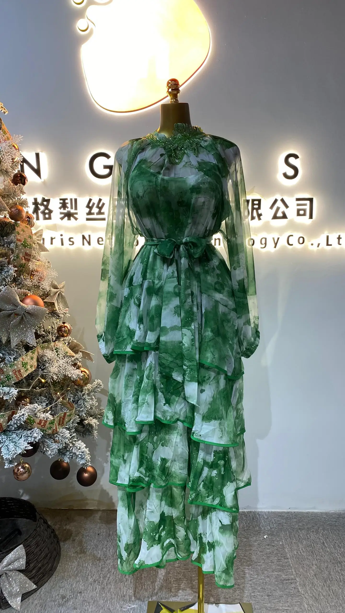 New Fashion Women Printed Maxi Long Skirt High Quality Chiffon Spring and Summer V-neck Chiffon Party A-line Skirt-GZMM429 
New Fashion Women Printed Maxi Long Skirt High Quality Chiffon Spring and Summer V-neck Chiffon Party A-line Skirt-GZMM429