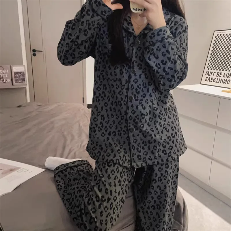 Новое весеннее поступление: модные серые пижамы с леопардовым принтом для женщин, топ с длинными рукавами и брюки, повседневный комплект одежды для дома
Новое весеннее поступление: модные серые пижамы с леопардовым принтом для женщин, топ с длинными рукавами и брюки, повседневный комплект одежды для дома