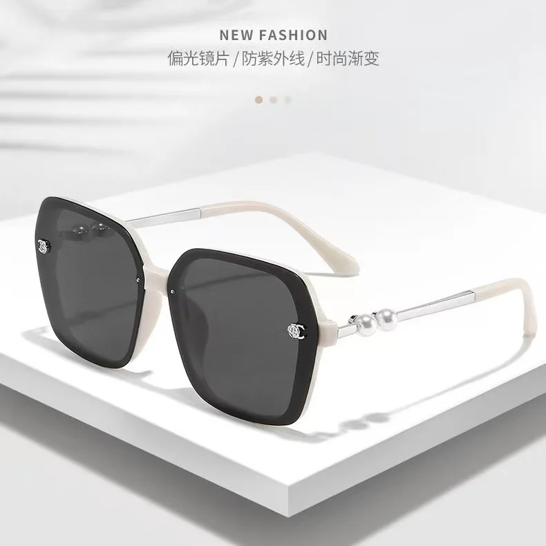 Women Luxury Polarized Sunglasses Pearl & Camellia Decor Flat Lens High-end Fashion Elegant UV Protection Female Eyewear
Women Luxury Polarized Sunglasses Pearl & Camellia Decor Flat Lens High-end Fashion Elegant UV Protection Female Eyewear