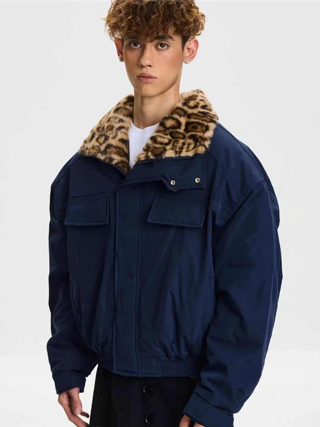 Мужская хлопковая куртка в стиле ретро в американском стиле с воротником-стойкой, свободная верхняя одежда на подкладке для зимы с леопардовым принтом
Мужская хлопковая куртка в стиле ретро в американском стиле с воротником-стойкой, свободная верхняя одежда на подкладке для зимы с леопардовым принтом