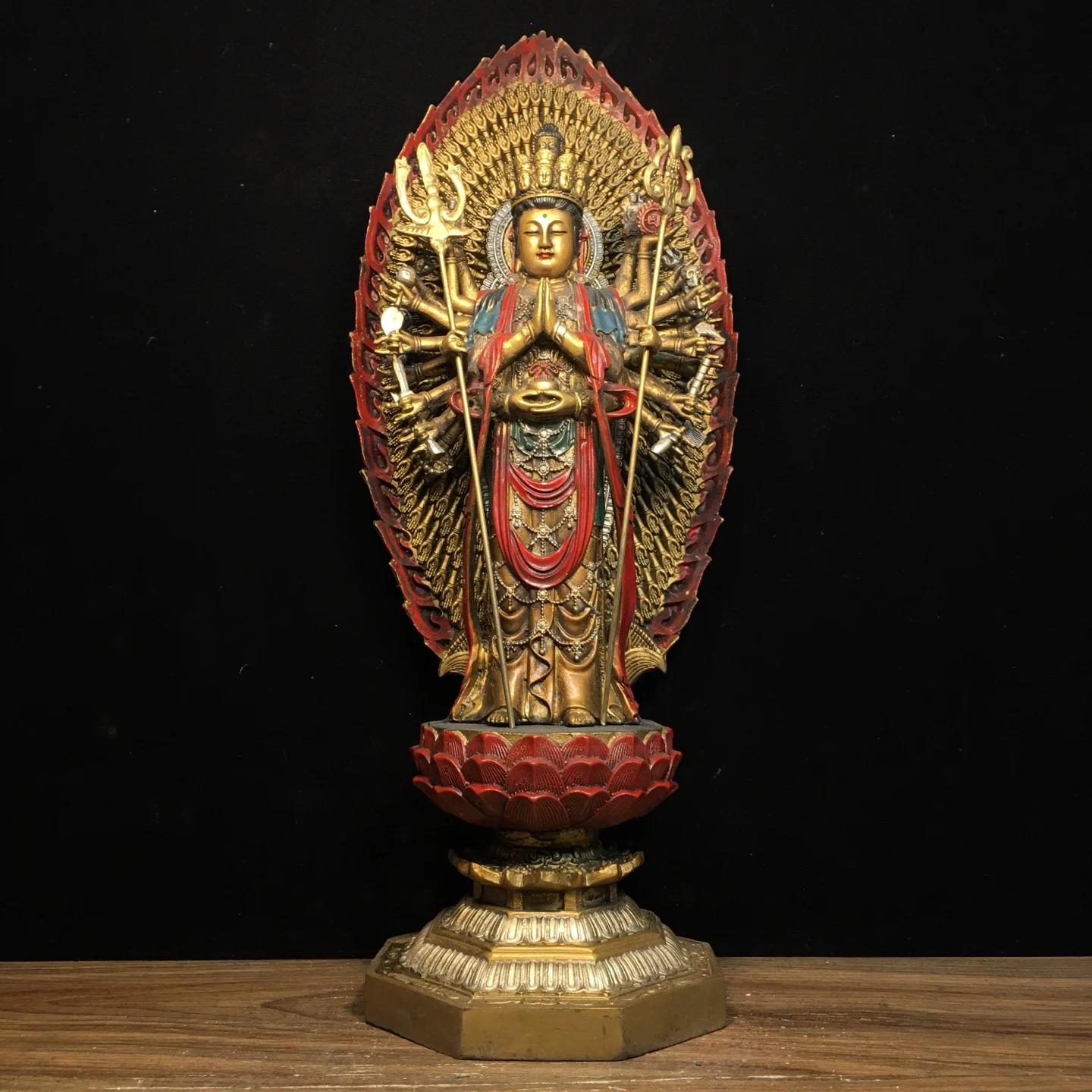 Старый бронзовый позолоченный окрашенный 1000-рукав Гуаньинь с подсветкой, платформа Будды, сидящий зал поклонения Будды
Старый бронзовый позолоченный окрашенный 1000-рукав Гуаньинь с подсветкой, платформа Будды, сидящий зал поклонения Будды