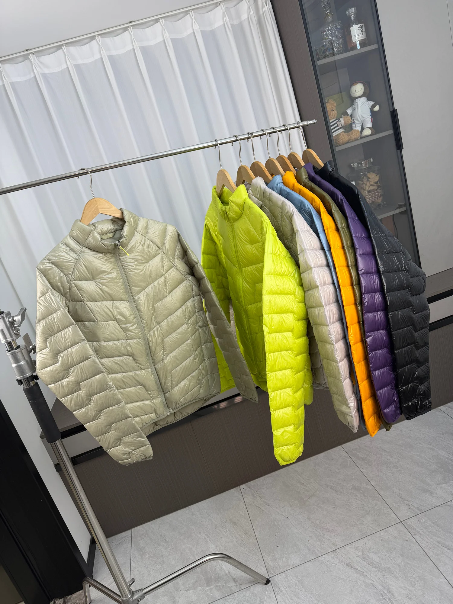 Мужская утепленная куртка с наполнителем из пуха 90% Du, повседневная, для активного отдыха, с воротником-стойкой, модная, городская, с длинными рукавами, на молнии, регулируемая.
Мужская утепленная куртка с наполнителем из пуха 90% Du, повседневная, для активного отдыха, с воротником-стойкой, модная, городская, с длинными рукавами, на молнии, регулируемая.