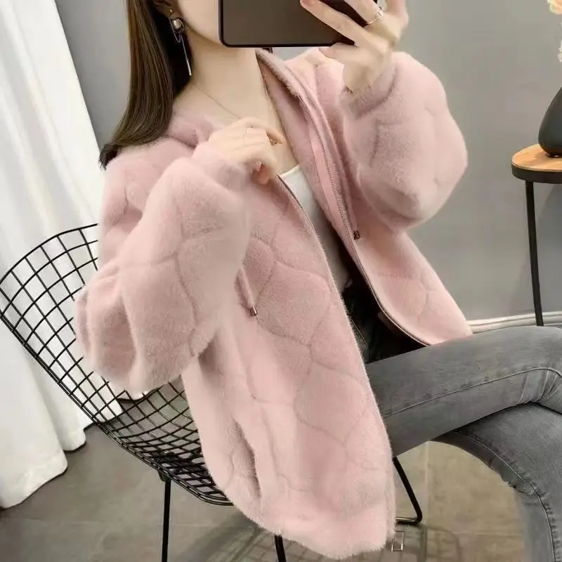 New 2024 Autumn/Winter Fashion Thickened Hooded Imitation Mink Plush Women's Knitted Cardigan Short Loose Top Coat B97
New 2024 Autumn/Winter Fashion Thickened Hooded Imitation Mink Plush Women's Knitted Cardigan Short Loose Top Coat B97