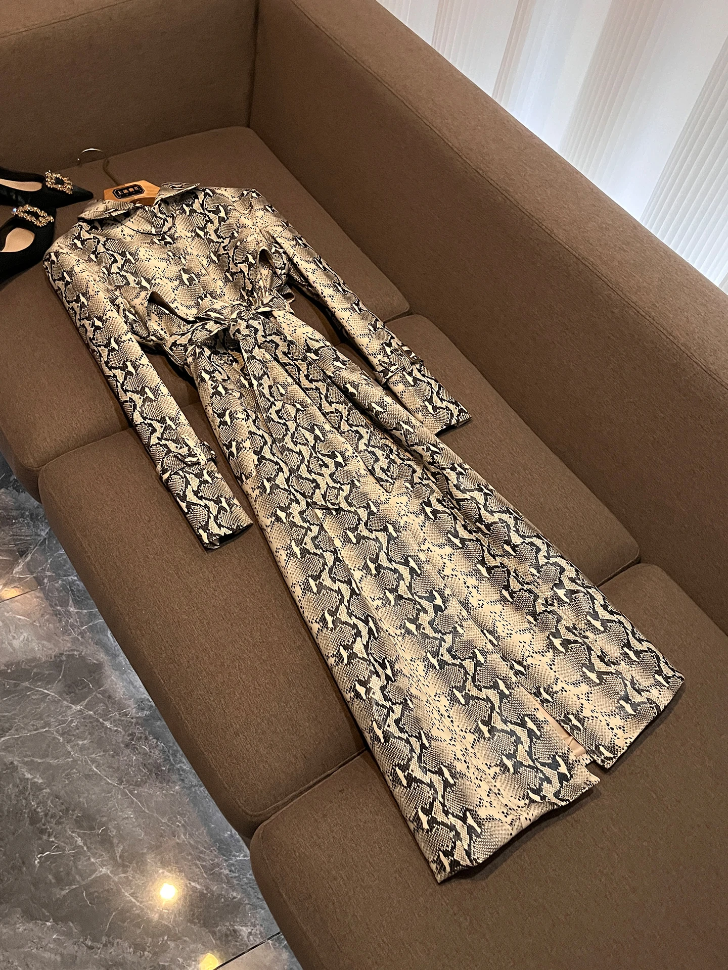 Elegant Long PU Leather Jacket Snake Print Design Ladylike British Style Fashion Show Coat Women's Windbreaker P507
Elegant Long PU Leather Jacket Snake Print Design Ladylike British Style Fashion Show Coat Women's Windbreaker P507
