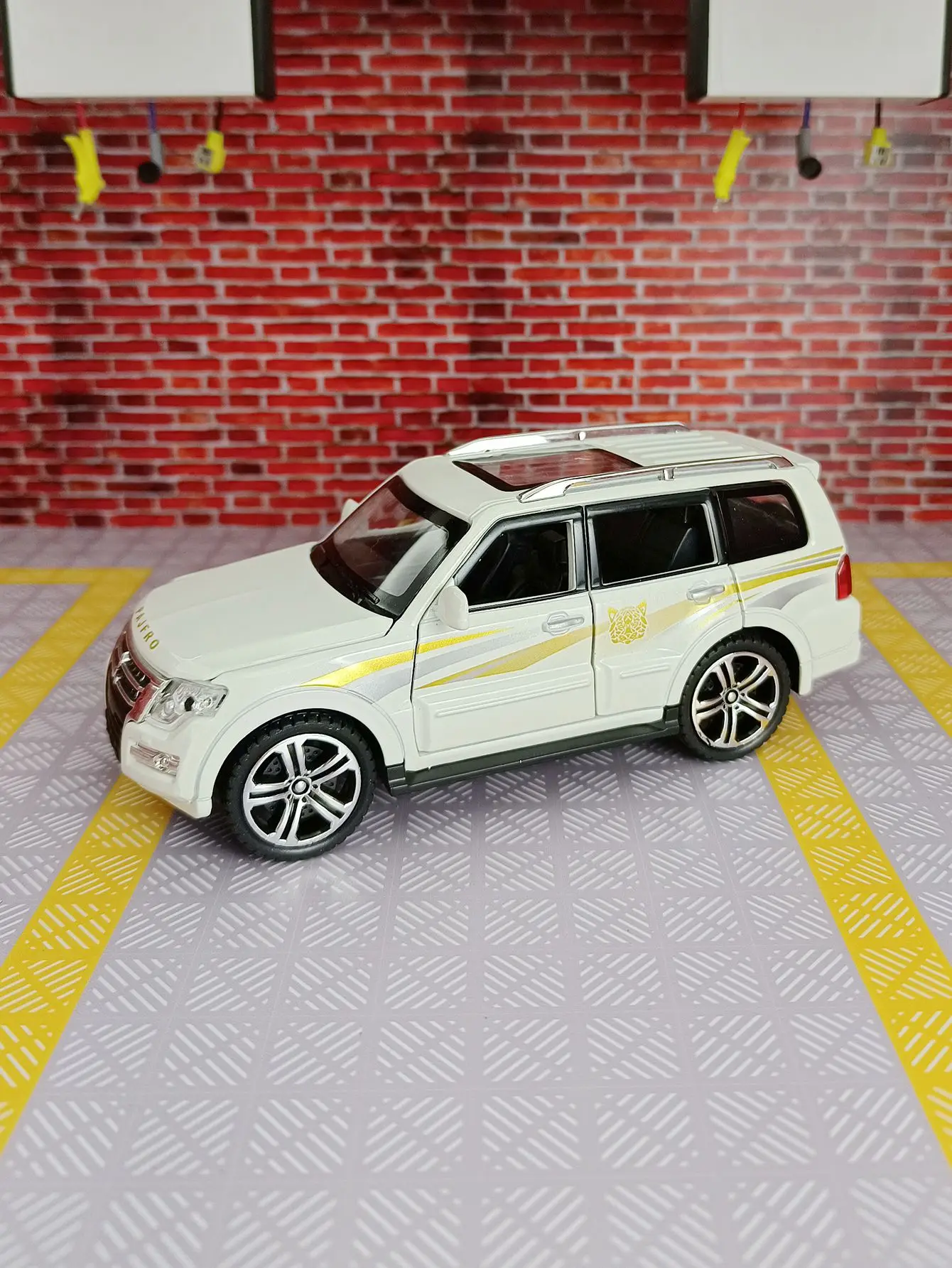 1/32 Mitsubishis Pajero Suv Alloy Model Car Metal Diecast Vehicle Toy Model Collection Simulation Sound Light Toy For Kids Gift
1/32 Mitsubishis Pajero Suv Alloy Model Car Metal Diecast Vehicle Toy Model Collection Simulation Sound Light Toy For Kids Gift