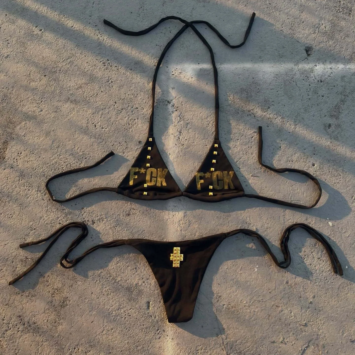 Y2K retro spice girl style bikini set 2026 summer fashion new rivet decoration gold print pattern beach holiday two-piece set
Y2K retro spice girl style bikini set 2026 summer fashion new rivet decoration gold print pattern beach holiday two-piece set