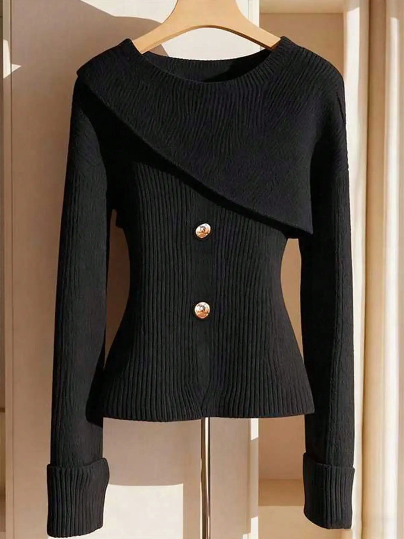 Асимметричный черный вязаный свитер в рубчик с золотыми пуговицами, приталенный, в корейском стиле, для женщин, осень
Асимметричный черный вязаный свитер в рубчик с золотыми пуговицами, приталенный, в корейском стиле, для женщин, осень