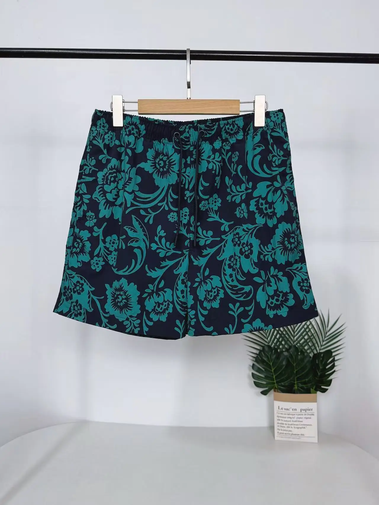 Lightweight Quick-Dry Floral Vacation Style Casual Beach Pants Double Layer Water-Resistant Five-Quarter Shorts Men Summer
Lightweight Quick-Dry Floral Vacation Style Casual Beach Pants Double Layer Water-Resistant Five-Quarter Shorts Men Summer