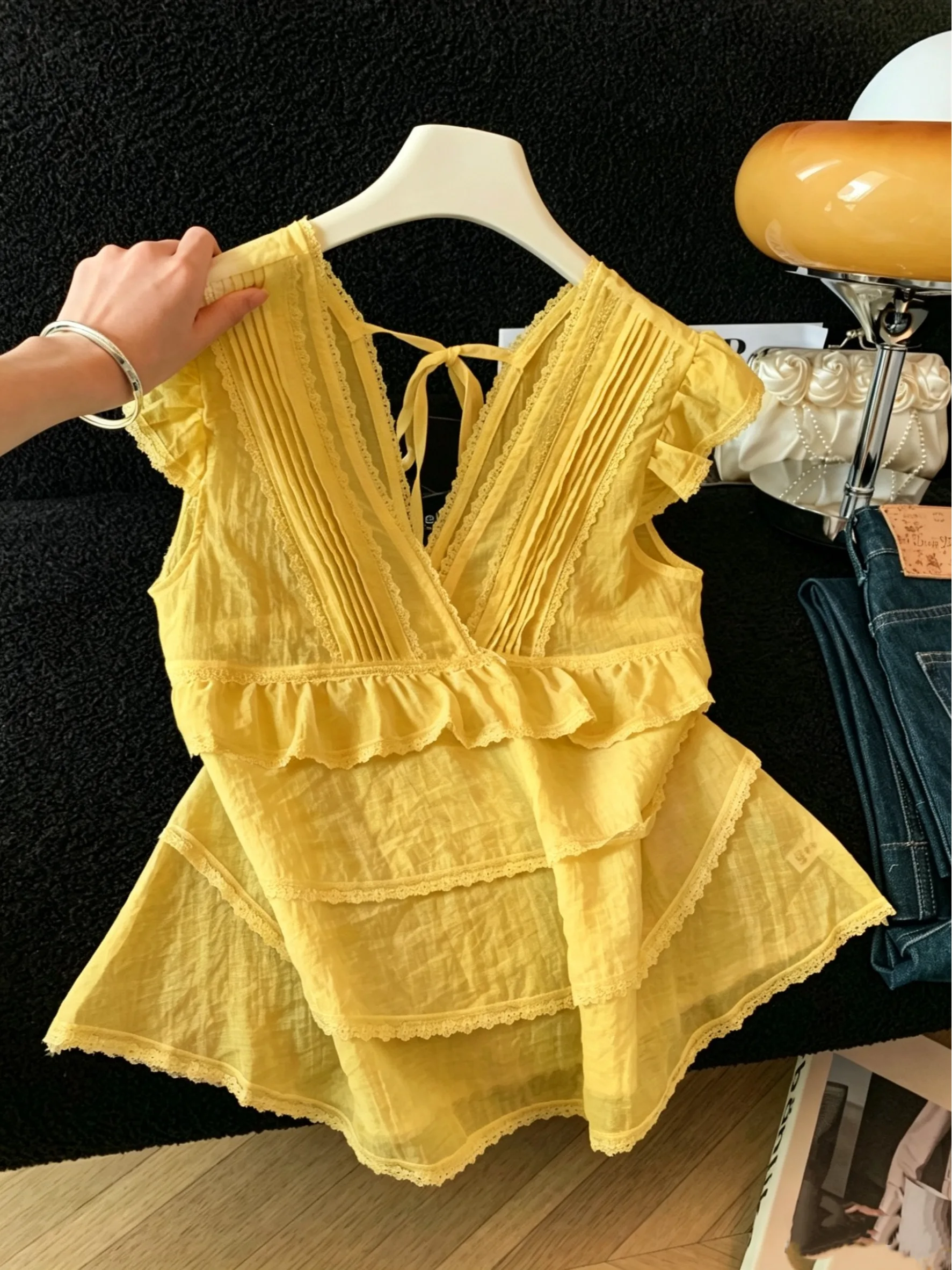 Korean Style Sleeveless Pleated Shirt Women's Summer Design Sensation Babydoll Top Back Exposure Upper Apparel V-neck
Korean Style Sleeveless Pleated Shirt Women's Summer Design Sensation Babydoll Top Back Exposure Upper Apparel V-neck