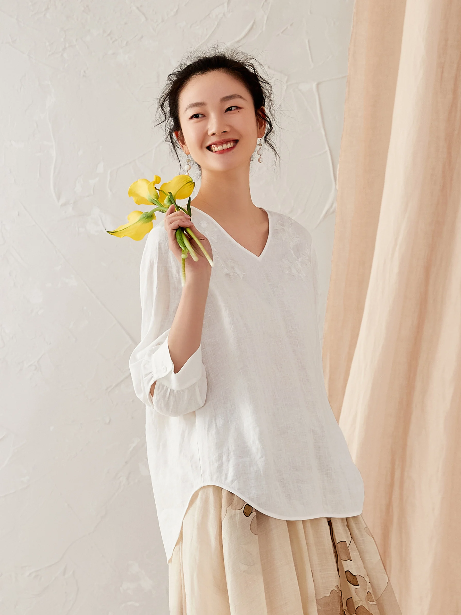 Ruyi Hand-Painted Embroidered Linen White Shirt Thin Summer V-Neck Seven-Sleeve Elegantly Simple Chinese Style Women's Top
Ruyi Hand-Painted Embroidered Linen White Shirt Thin Summer V-Neck Seven-Sleeve Elegantly Simple Chinese Style Women's Top