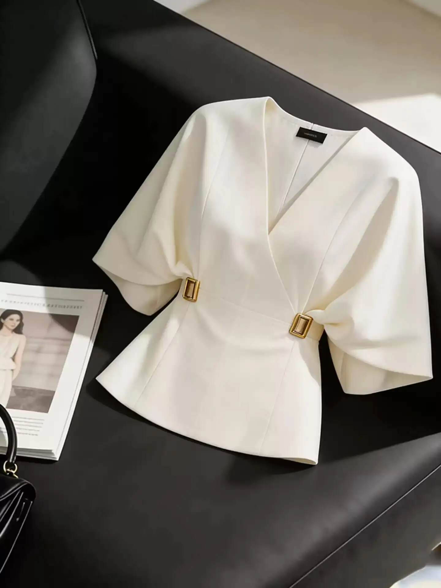 Elegant White Shirt Women's Summer Slim Fit Commute Versatile Batwing Sleeve Shirt Chic Minimalist Style Casual V-neck Top
Elegant White Shirt Women's Summer Slim Fit Commute Versatile Batwing Sleeve Shirt Chic Minimalist Style Casual V-neck Top