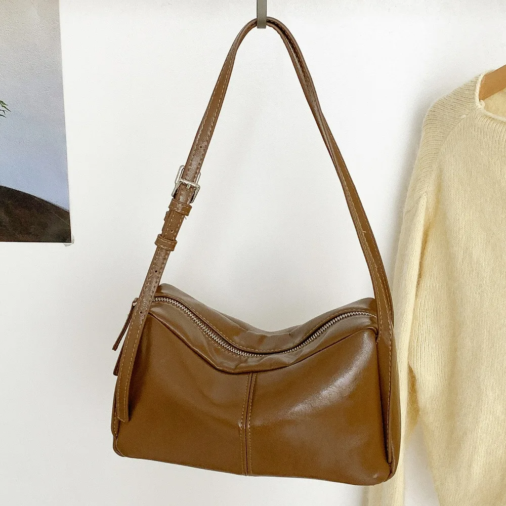 2025 корейская стильная сумка-подушка для женщин, большая вместительная сумка для подмышек для работы, шикарная и минималистичная кожаная сумка на плечо
2025 корейская стильная сумка-подушка для женщин, большая вместительная сумка для подмышек для работы, шикарная и минималистичная кожаная сумка на плечо