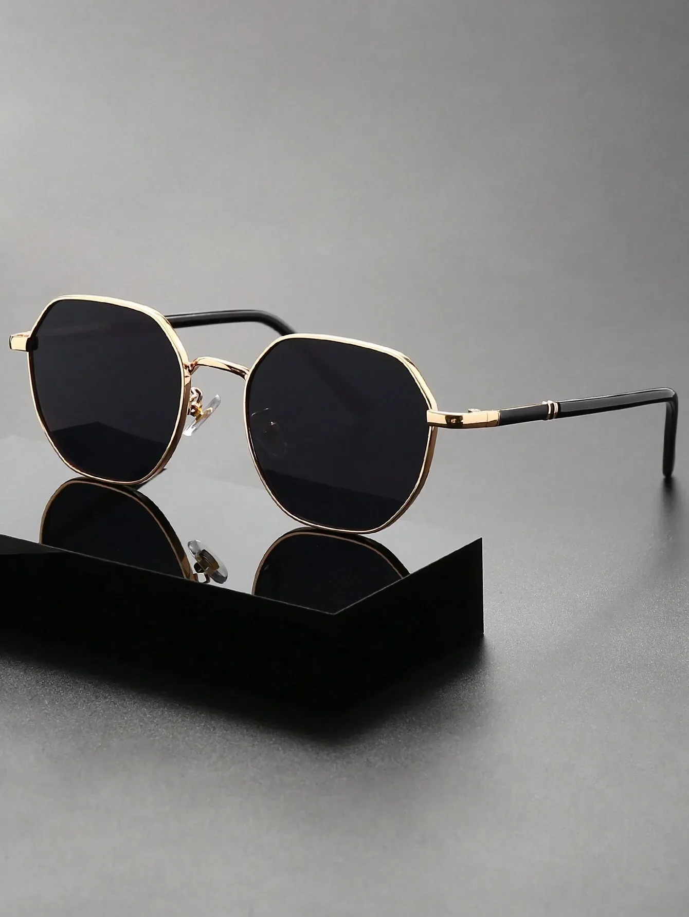 1pc Metal Geometric Retro Simple Round Frame UV Resistant Men's Sunglasses For Summer Casual Wear, Beach Vacation Decoration,School Beach Accessories Sun Glasses Sunglasses Shades
1pc Metal Geometric Retro Simple Round Frame UV Resistant Men's Sunglasses For Summer Casual Wear, Beach Vacation Decoration,School Beach Accessories Sun Glasses Sunglasses Shades