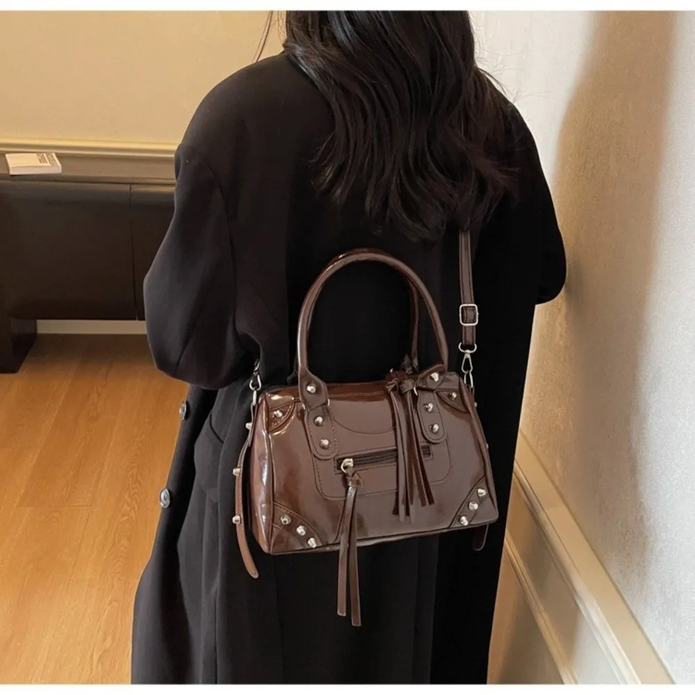 Vintage Rivets Pillow Bag Large Capacity Zipper Bowling Motorcycle Handbag Patent Leather Top Handle Single Shoulder Bag Women
Vintage Rivets Pillow Bag Large Capacity Zipper Bowling Motorcycle Handbag Patent Leather Top Handle Single Shoulder Bag Women
