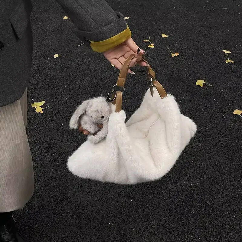 Новая меховая сумка на плечо с регулируемым ремешком, плюшевая подвеска в виде кролика, повседневная повседневная модная маленькая сумка с рюшами, дорожный мини-рюкзак для женщин
Новая меховая сумка на плечо с регулируемым ремешком, плюшевая подвеска в виде кролика, повседневная повседневная модная маленькая сумка с рюшами, дорожный мини-рюкзак для женщин