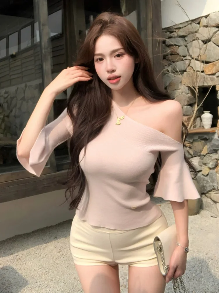 Elegant Short Sleeve Knitted Top Women's Summer Slim Fit Fashionable Shoulder Angle Design Casual Commute Style Korean Version
Elegant Short Sleeve Knitted Top Women's Summer Slim Fit Fashionable Shoulder Angle Design Casual Commute Style Korean Version