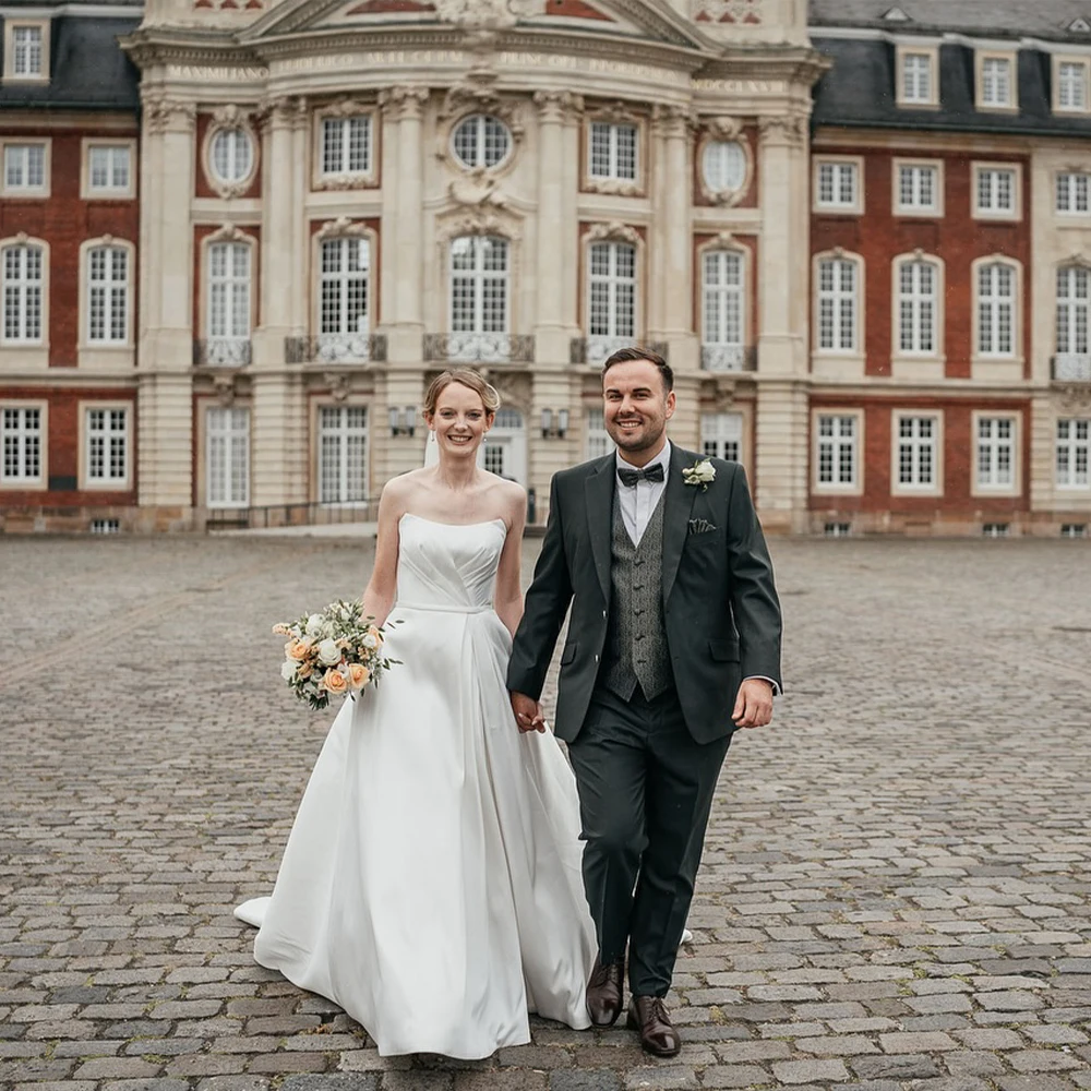 Simple Wedding Dresses with Strapless Sleeveless Slit A Line Stain Brides Dress Buttons Garden Church Bridal Gowns Customized
Simple Wedding Dresses with Strapless Sleeveless Slit A Line Stain Brides Dress Buttons Garden Church Bridal Gowns Customized