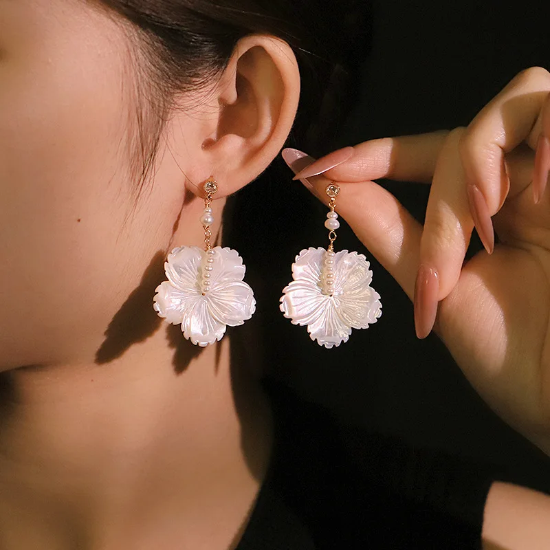 Новые оригинальные серьги-гвоздики с натуральным жемчугом и цветком для женщин, милые модные универсальные очаровательные висячие серьги, ювелирные изделия, подарки
Новые оригинальные серьги-гвоздики с натуральным жемчугом и цветком для женщин, милые модные универсальные очаровательные висячие серьги, ювелирные изделия, подарки