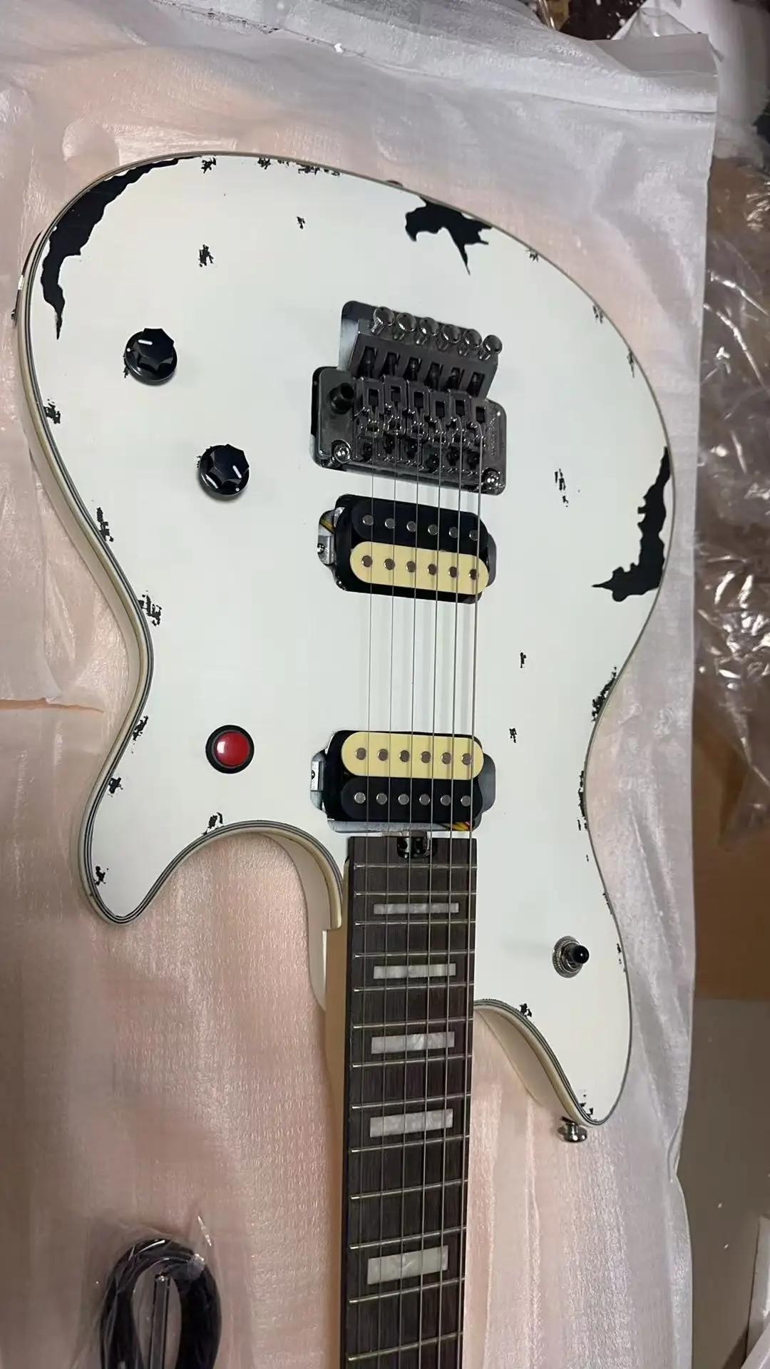 2026 Hot Sale Factory Heavy White Over Black Guitar Floyd Rose Tremolo
2026 Hot Sale Factory Heavy White Over Black Guitar Floyd Rose Tremolo