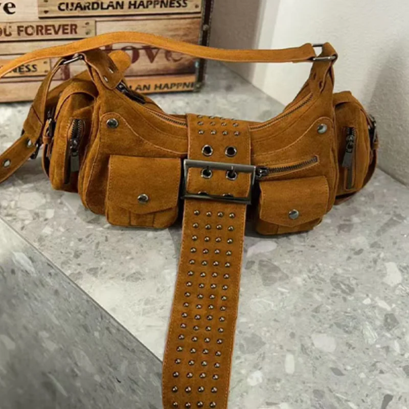 Роскошная женская сумка на плечо с заклепками и несколькими карманами, нишевая модная дизайнерская универсальная матовая мотоциклетная сумка под мышками
Роскошная женская сумка на плечо с заклепками и несколькими карманами, нишевая модная дизайнерская универсальная матовая мотоциклетная сумка под мышками