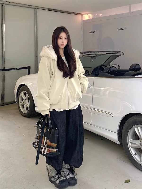 Женское утепленное пальто из искусственной кожи на флисовой подкладке с большим меховым воротником, зимняя куртка свободного кроя с длинными рукавами на молнии
Женское утепленное пальто из искусственной кожи на флисовой подкладке с большим меховым воротником, зимняя куртка свободного кроя с длинными рукавами на молнии