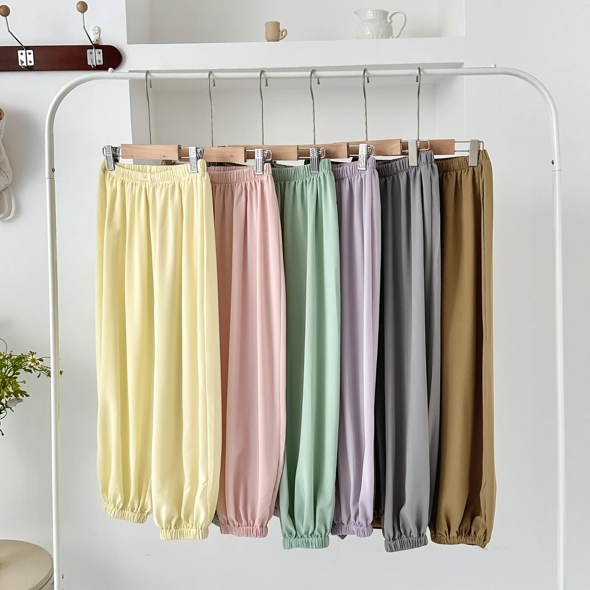 Children's pants 2025 summer boys and girls Korean version of solid color casual bloomers children's versatile light and thin mo
Children's pants 2025 summer boys and girls Korean version of solid color casual bloomers children's versatile light and thin mo