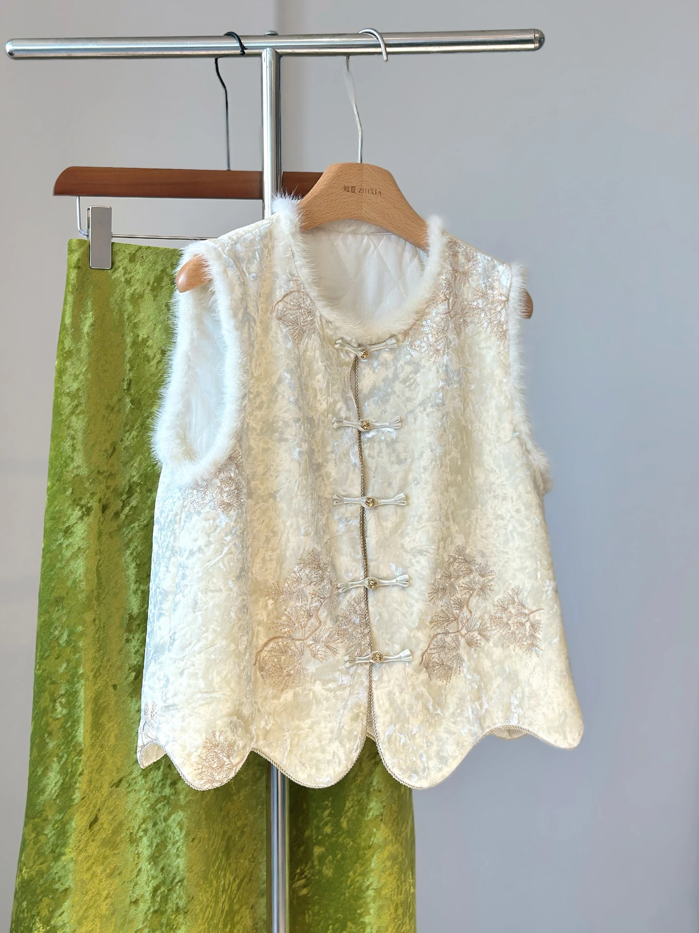High-End White Velvet Embroidery New Chinese Vest Quilted Outer Wear Thick National Style Age-Reducing
High-End White Velvet Embroidery New Chinese Vest Quilted Outer Wear Thick National Style Age-Reducing