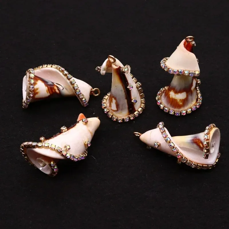 Conch Shell Natural Spiral -shaped Rhinestone Inlaid Pendant 22x40mm Single -hole Connector Pendant Pendant Broiler Jewelry
Conch Shell Natural Spiral -shaped Rhinestone Inlaid Pendant 22x40mm Single -hole Connector Pendant Pendant Broiler Jewelry